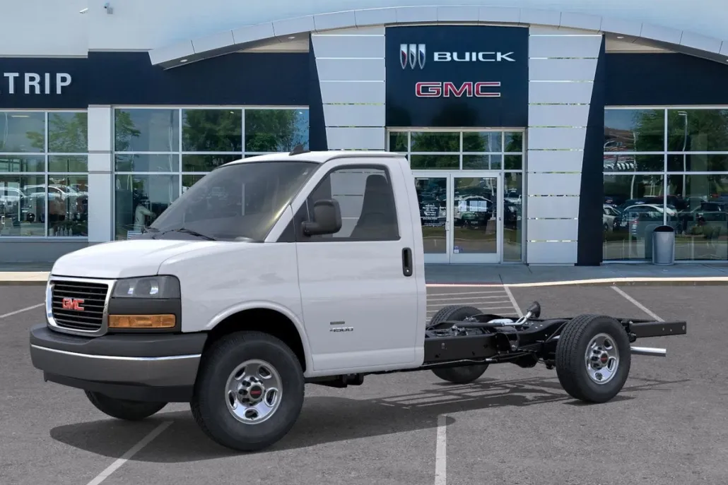 2025 Gmc Savana 3500 Cutaway photo 1