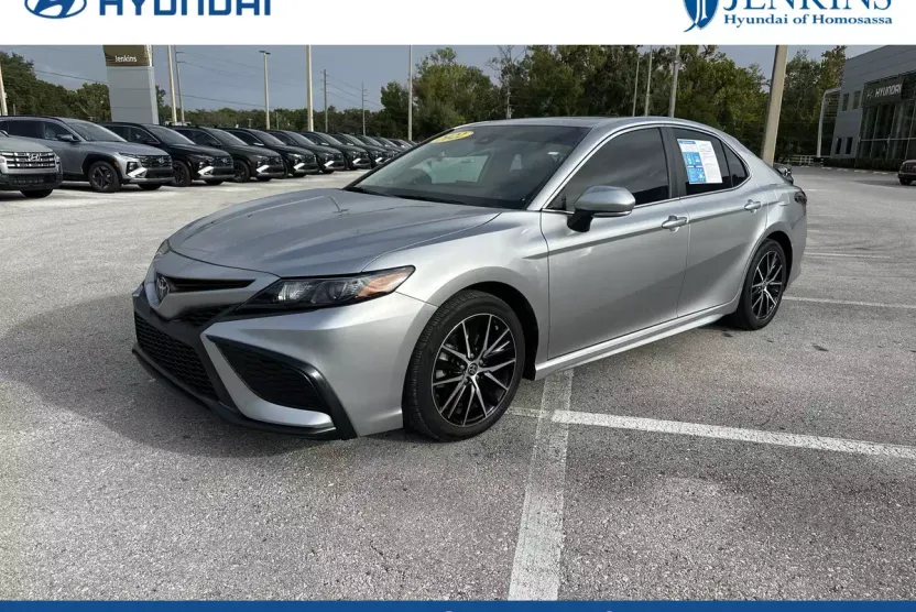 2022 Toyota Camry SE photo 1