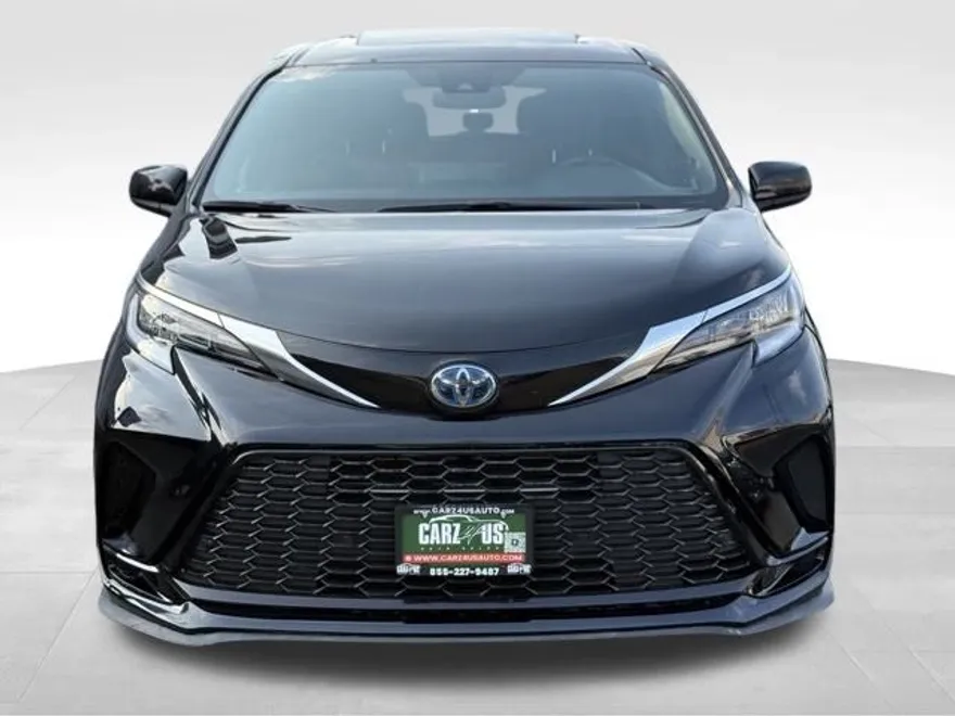 2022 Toyota Sienna XSE photo 2