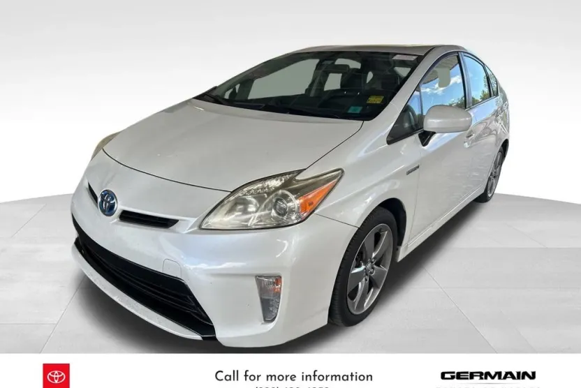 2013 Toyota Prius Three photo 1