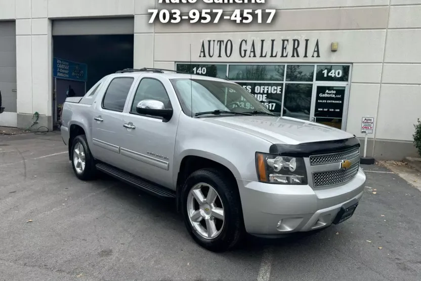 2011 Chevrolet Avalanche LT photo 1