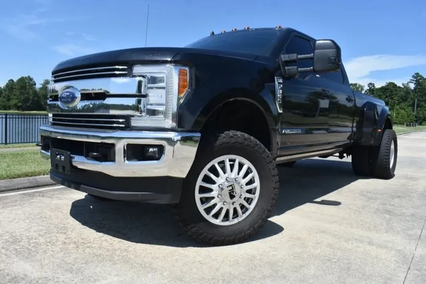 2019 Ford F-350 Lariat photo 1
