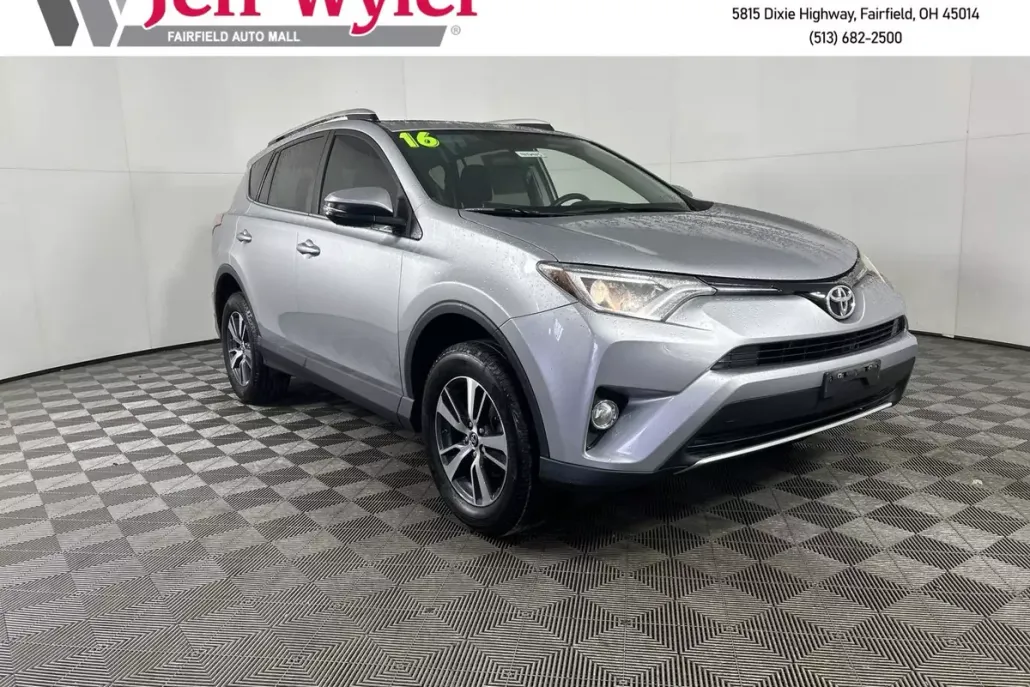 2016 Toyota RAV4 XLE photo 1