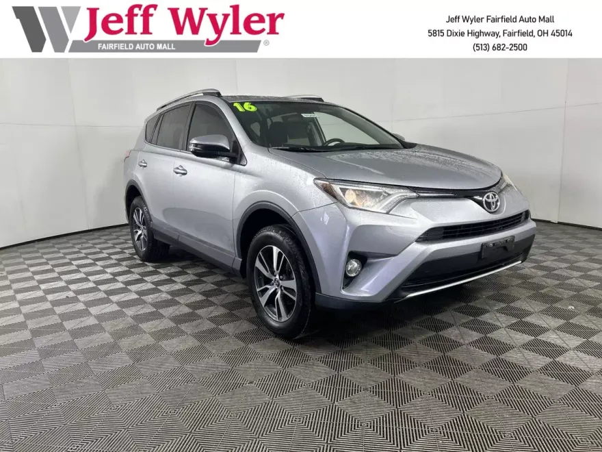 2016 Toyota RAV4 XLE photo 1