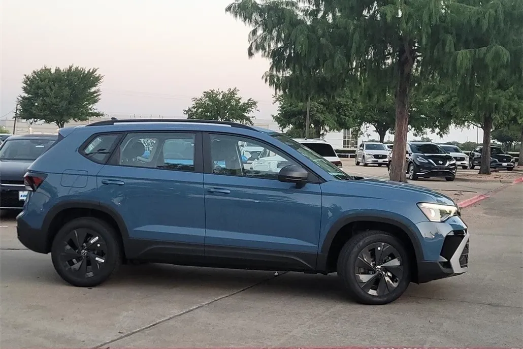 2025 Volkswagen Taos S photo 1