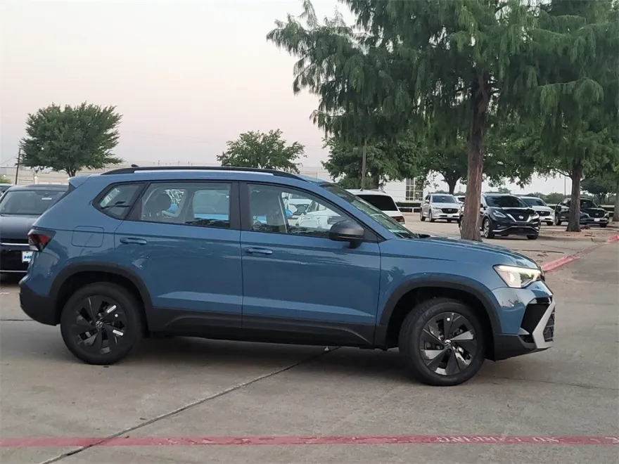 2025 Volkswagen Taos S photo 1