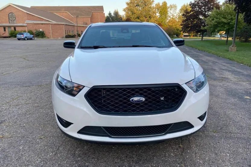 2016 Ford Taurus SHO photo 1