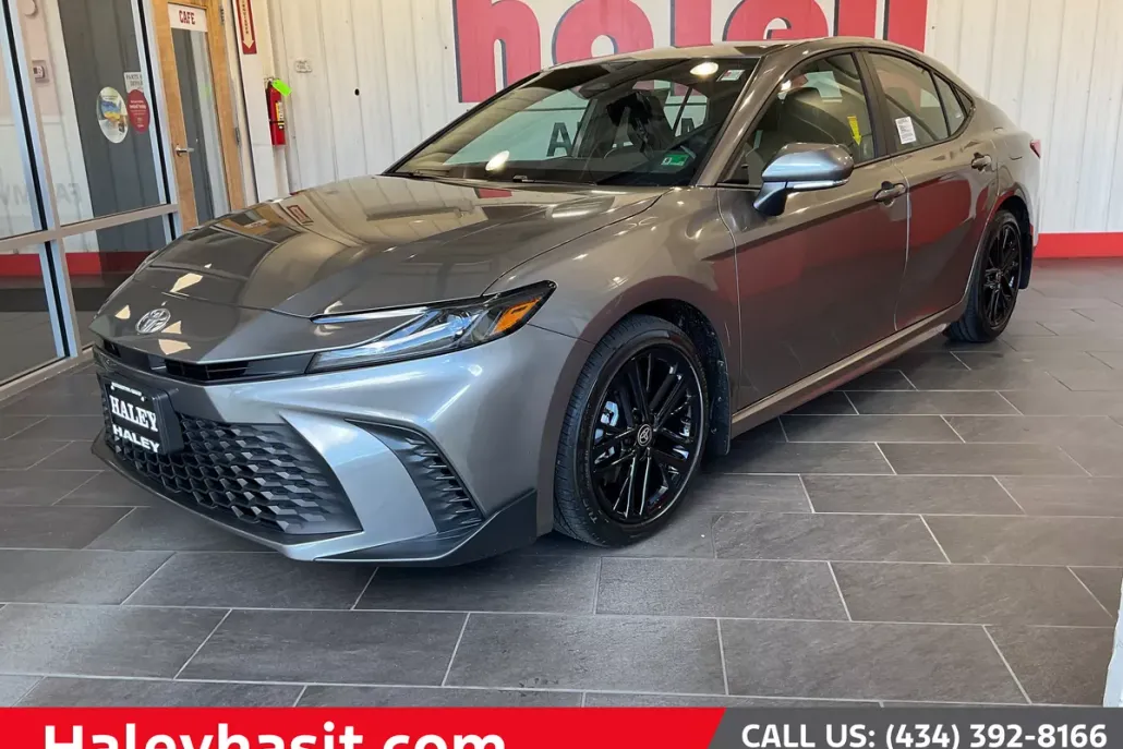 2025 Toyota Camry SE photo 1