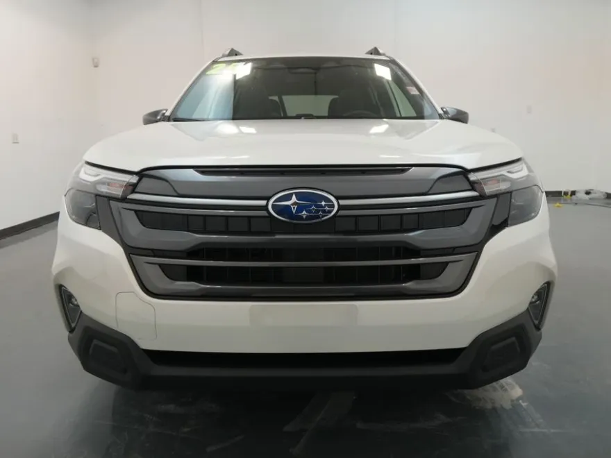 2025 Subaru Forester Premium photo 1