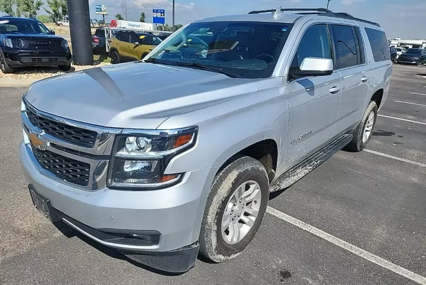 2019 Chevrolet Suburban LT photo 1