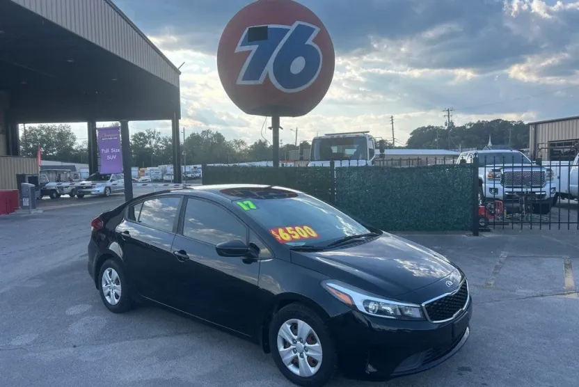 2017 Kia Forte LX Base photo 1