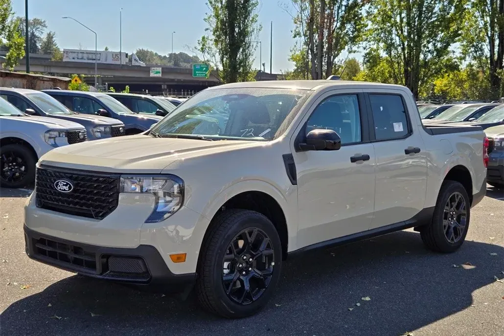 2025 Ford Maverick XLT photo 1