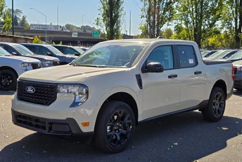 2025 Ford Maverick XLT photo 1