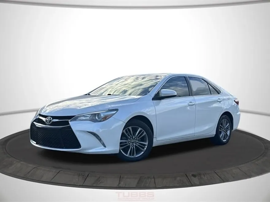 2017 Toyota Camry LE photo 1