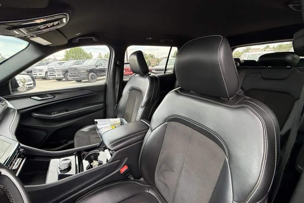 2023 Jeep Grand Cherokee Altitude photo 1