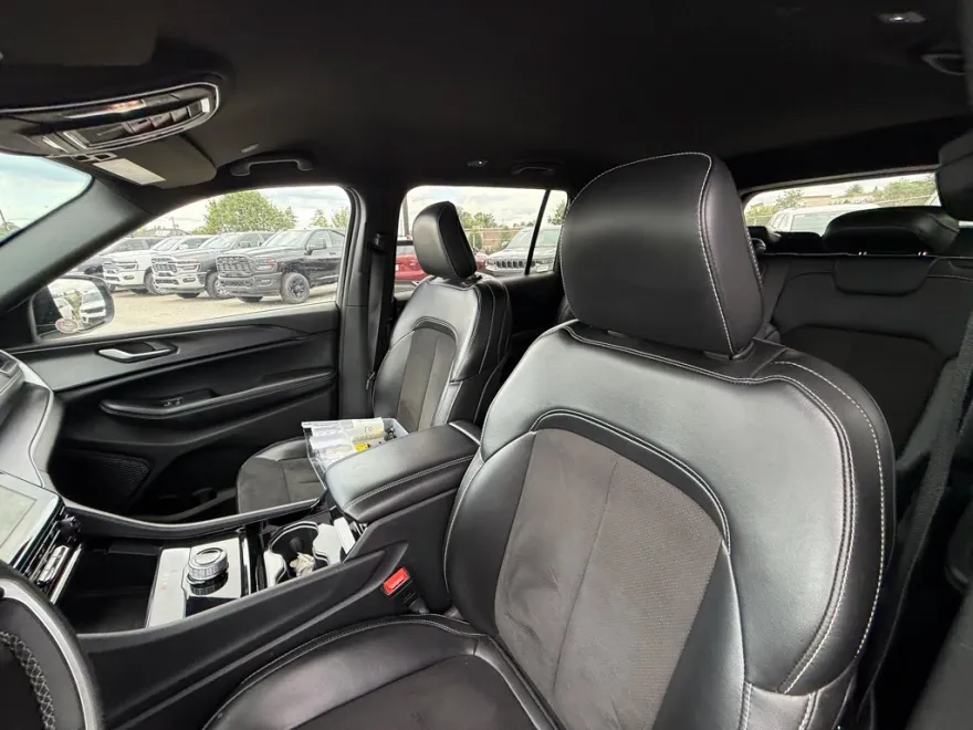 2023 Jeep Grand Cherokee Altitude photo 1