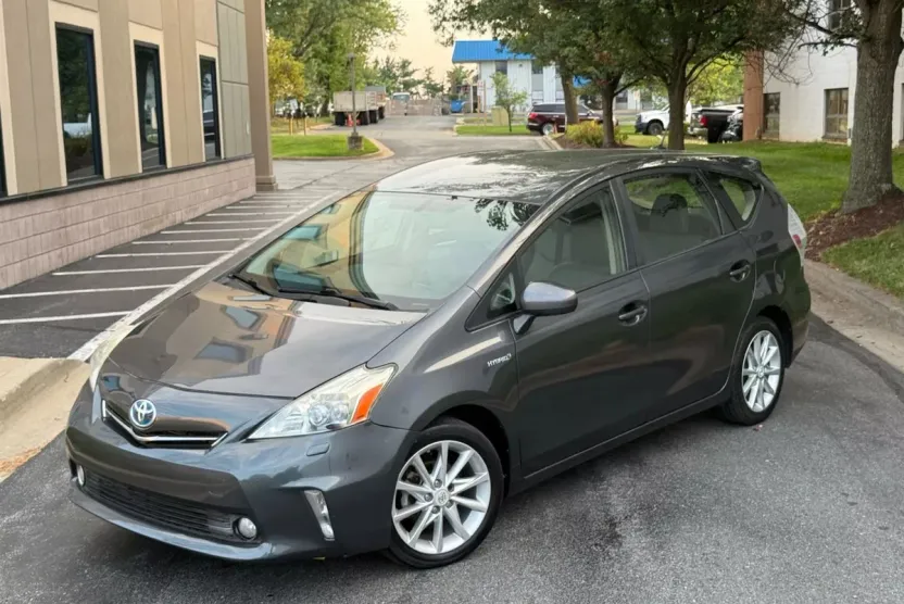 2013 Toyota Prius V Five photo 1