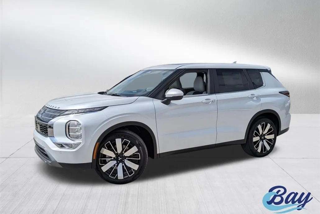 2025 Mitsubishi Outlander SE photo 1