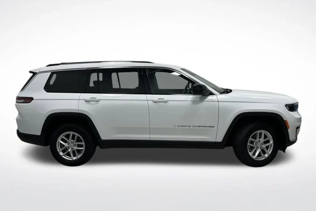 2022 Jeep Grand Cherokee Laredo photo 1