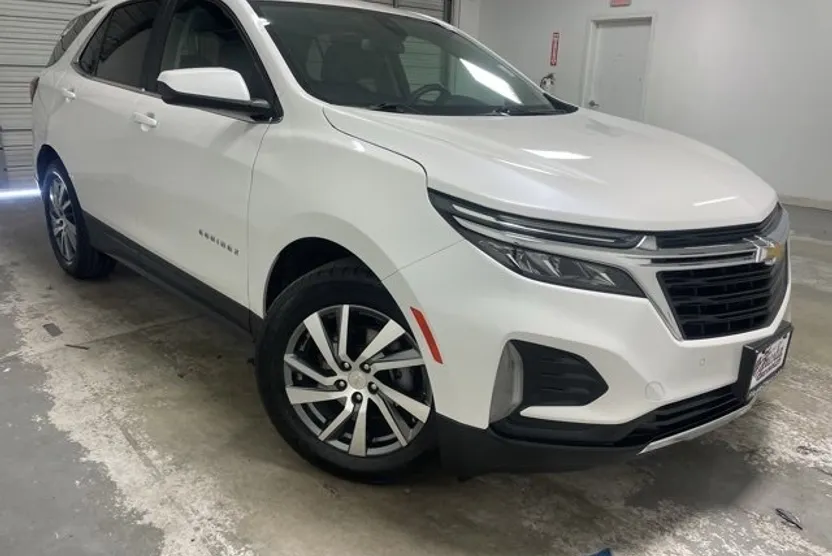 2023 Chevrolet Equinox LT photo 1