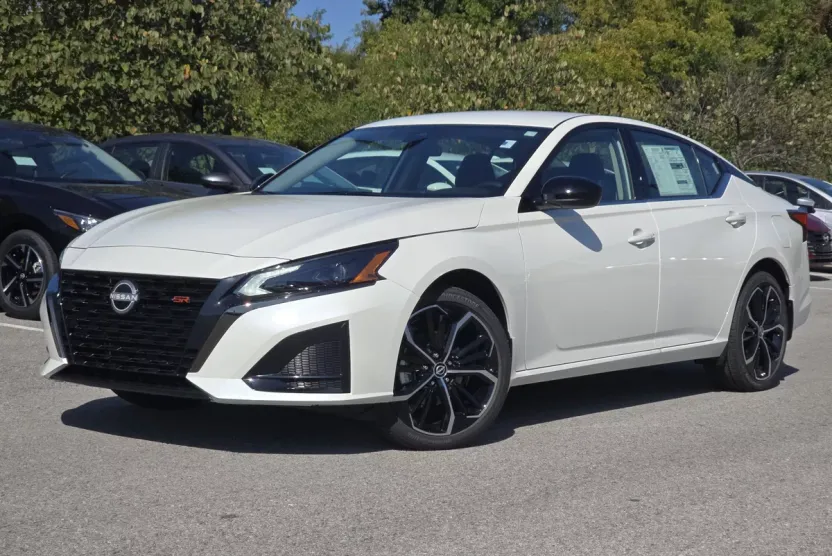 2025 Nissan Altima SR photo 1