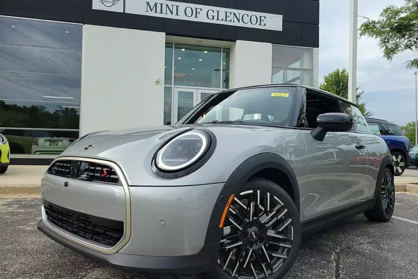 2025 Mini Cooper 2 Door Hardtop Iconic photo 1