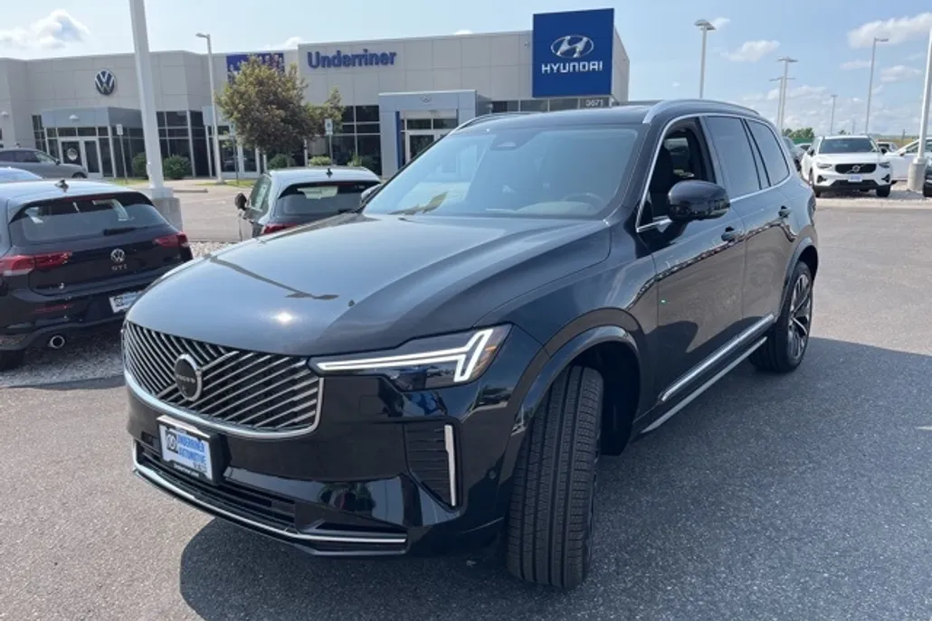 2025 Volvo XC90 B5 Plus photo 1