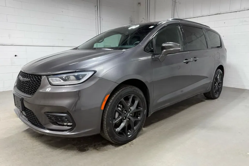 2022 Chrysler Pacifica Touring L photo 1