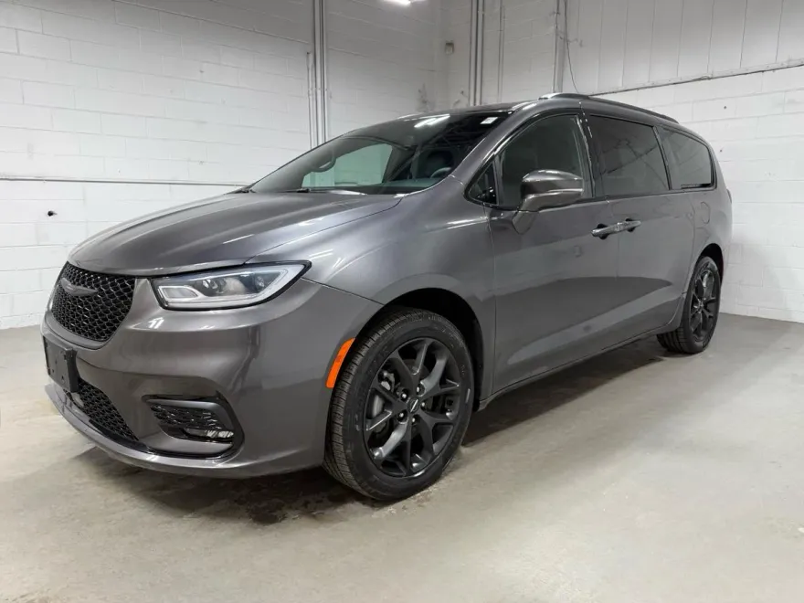 2022 Chrysler Pacifica Touring L photo 1
