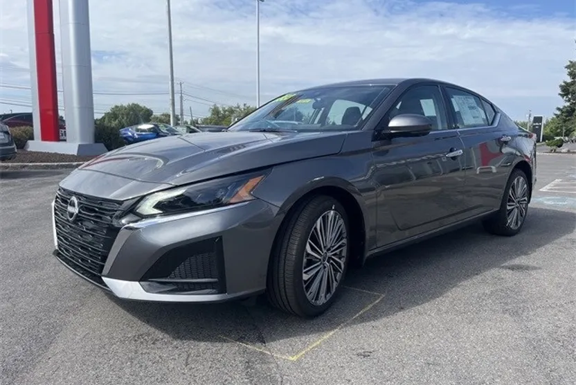2025 Nissan Altima SL photo 1