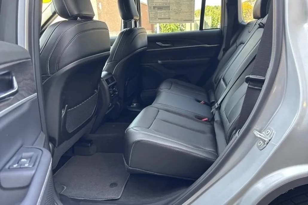 2025 Jeep Grand Cherokee Limited photo 1
