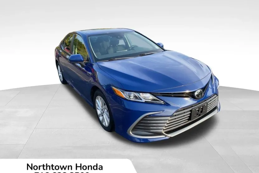 2023 Toyota Camry LE photo 1