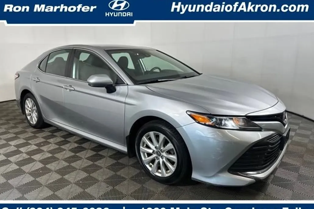 2019 Toyota Camry LE photo 1