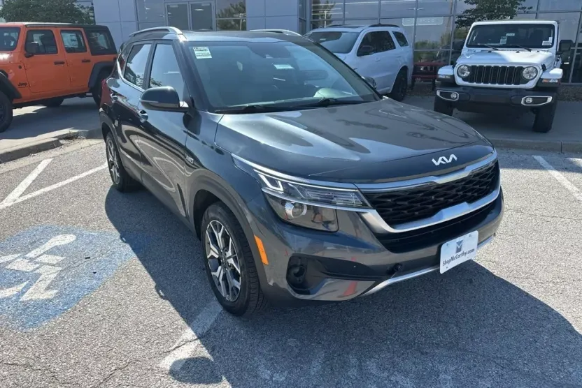 2022 Kia Seltos EX photo 1