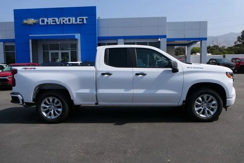2025 Chevrolet Silverado 1500 Custom photo 1