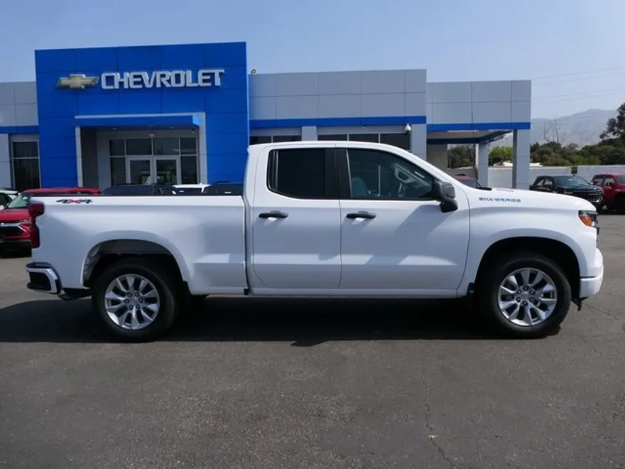 2025 Chevrolet Silverado 1500 Custom photo 1