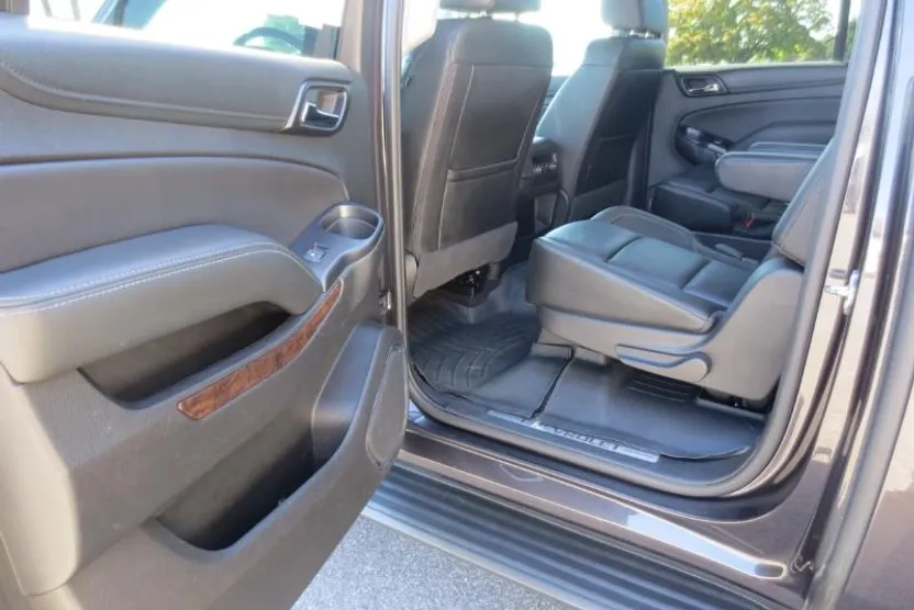 2018 Chevrolet Suburban LT photo 1