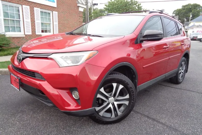 2017 Toyota RAV4 LE photo 1