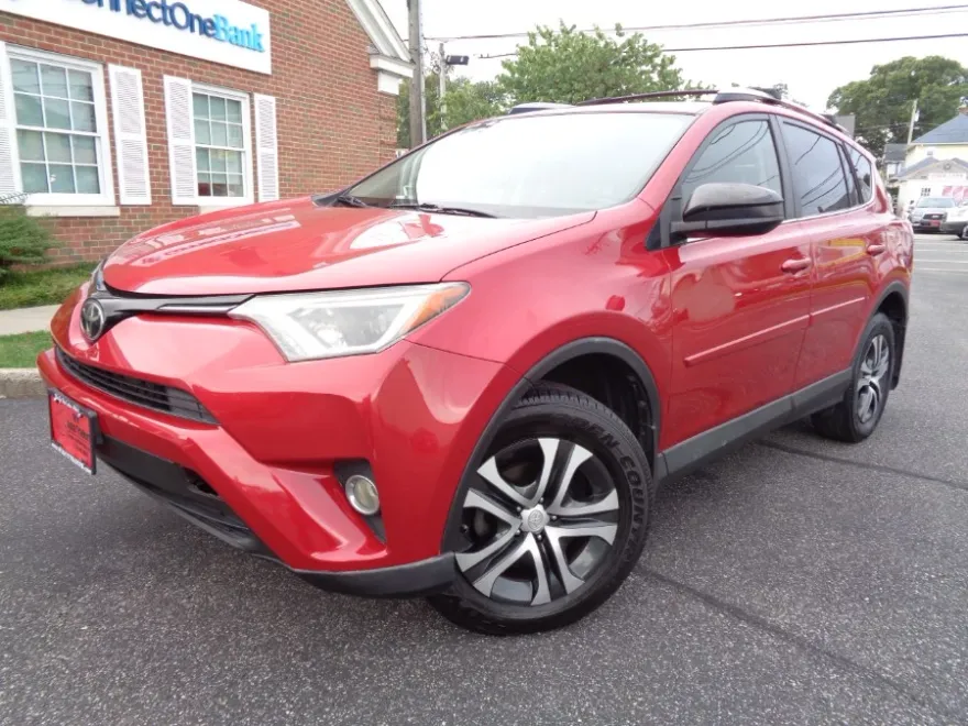 2017 Toyota RAV4 LE photo 1