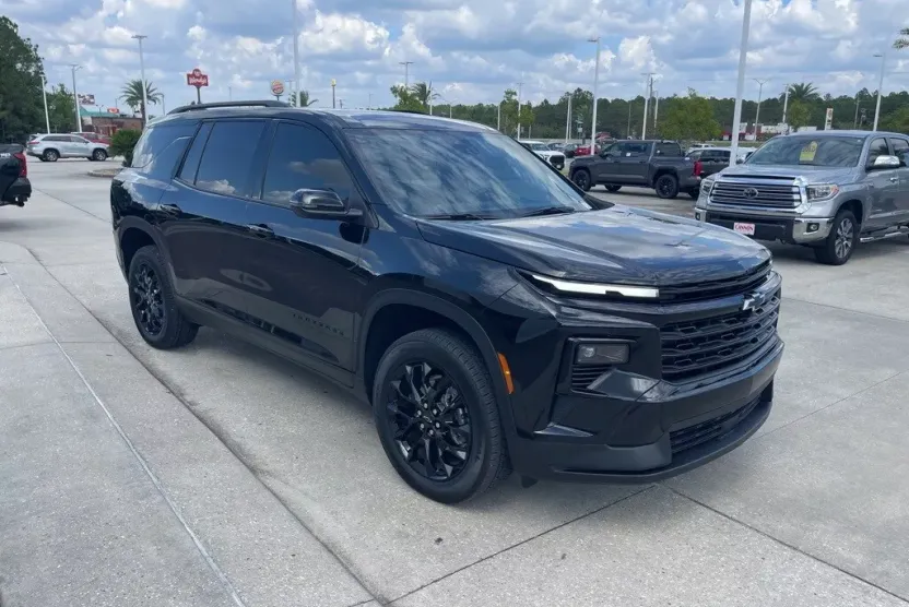 2025 Chevrolet Traverse photo 1