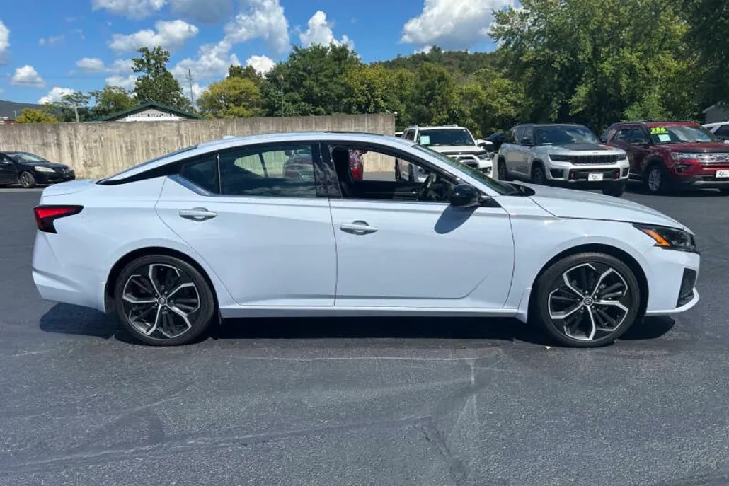 2024 Nissan Altima 2.5 SR photo 1