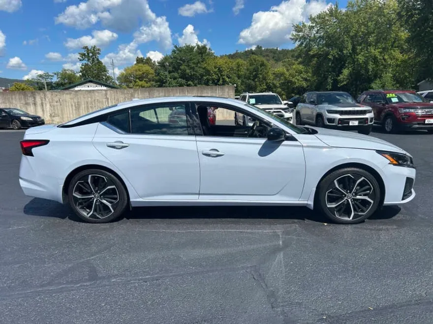2024 Nissan Altima 2.5 SR photo 1