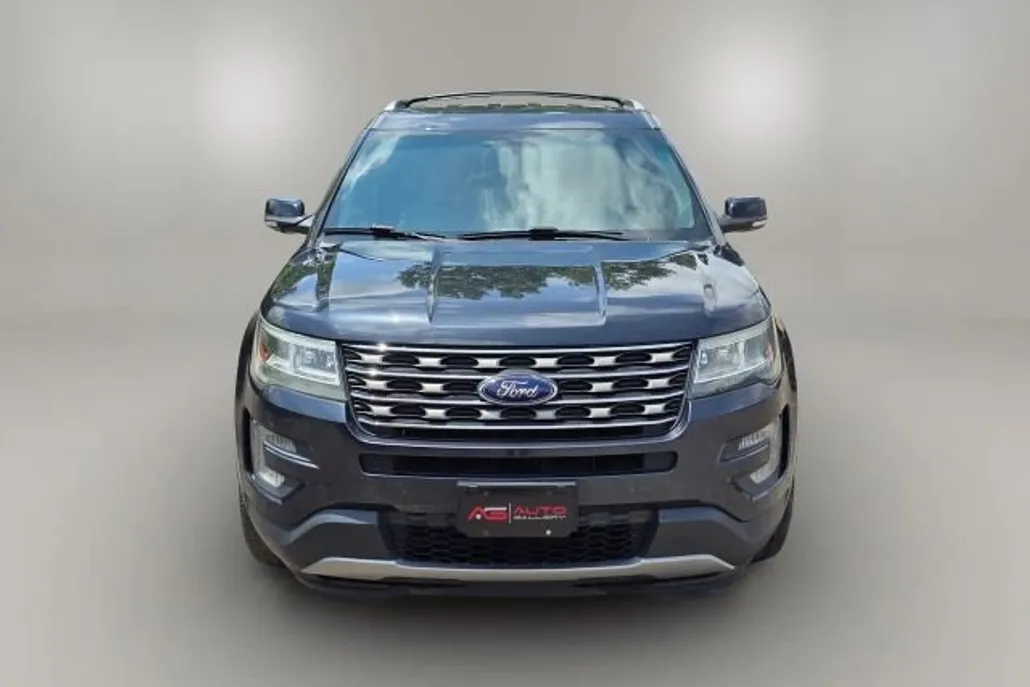 2017 Ford Explorer XLT photo 1