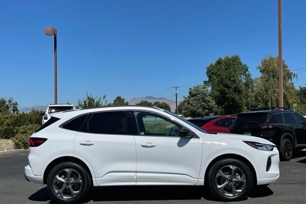 2023 Ford Escape ST-Line photo 1