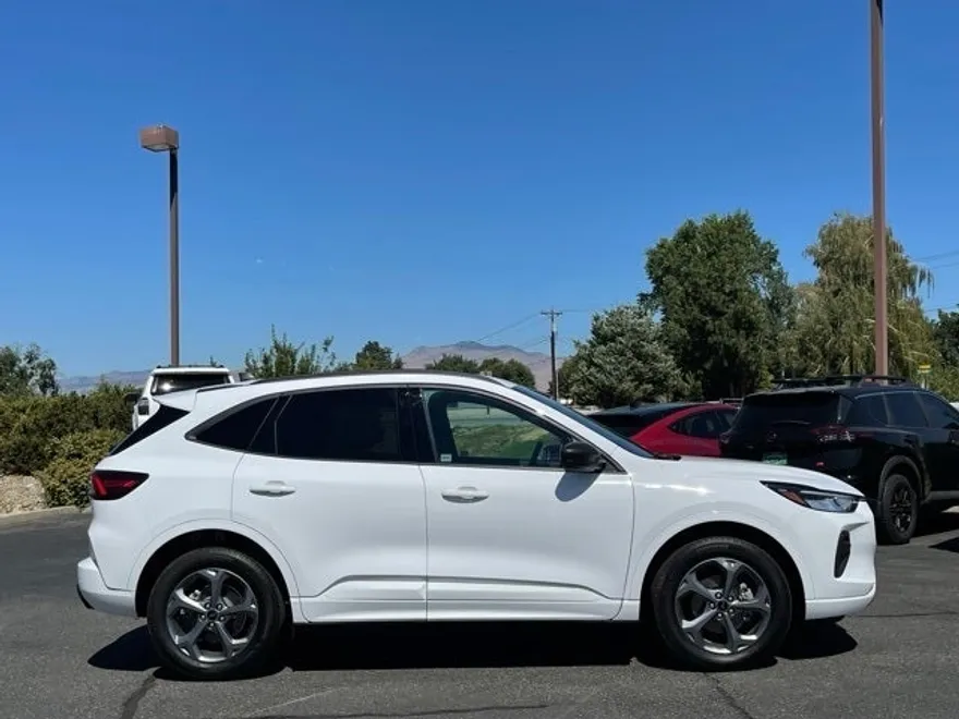 2023 Ford Escape ST-Line photo 1