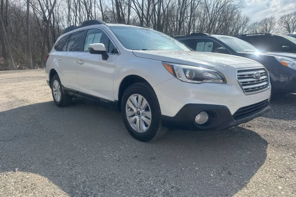 2017 Subaru Outback 2.5i Premium photo 1