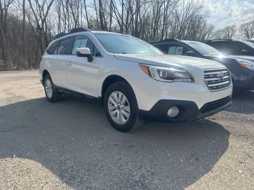 2017 Subaru Outback 2.5i Premium photo 1
