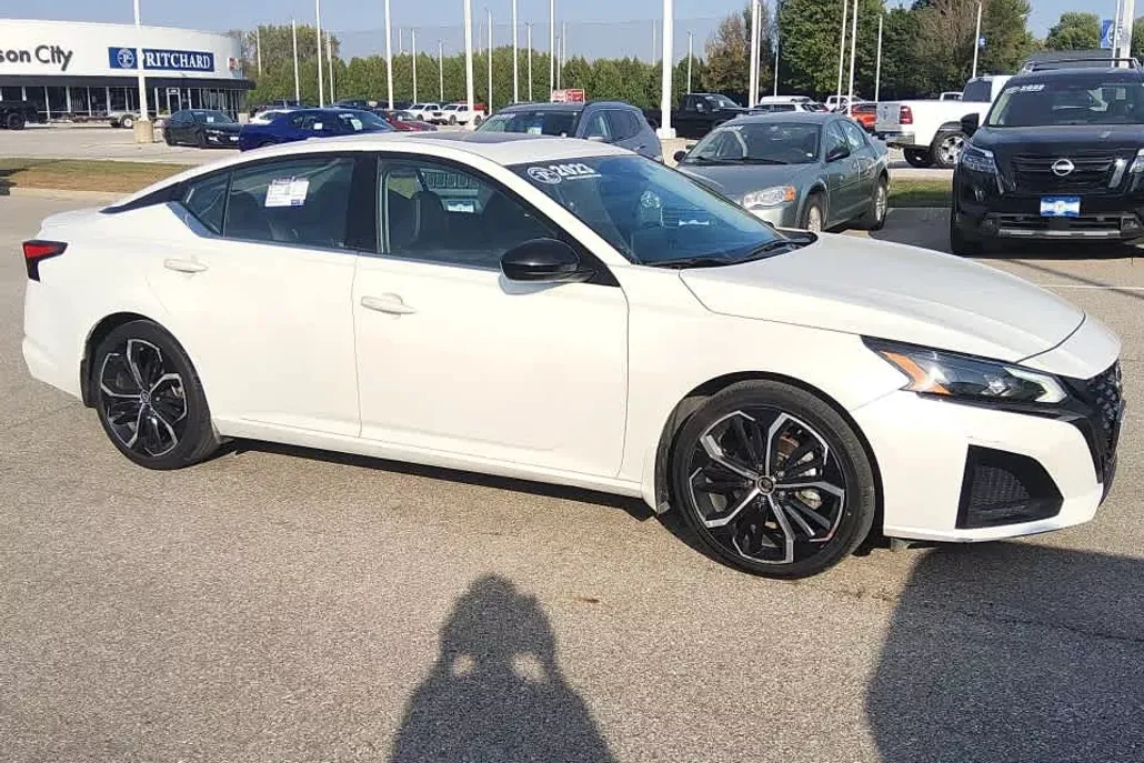 2023 Nissan Altima 2.5 SR photo 1