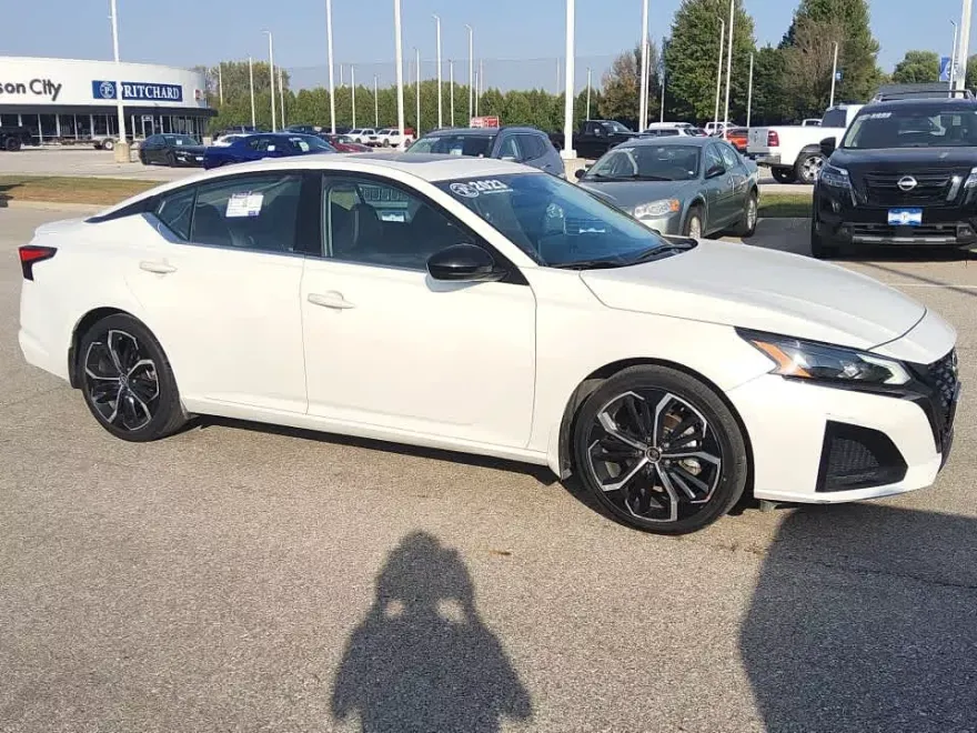 2023 Nissan Altima 2.5 SR photo 1