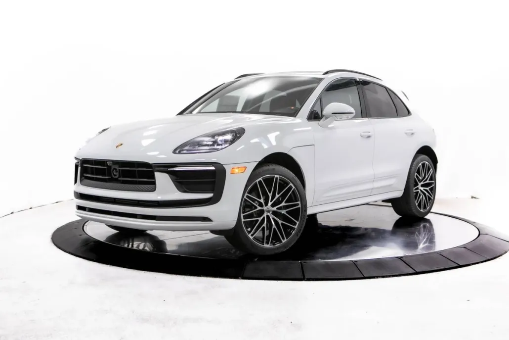 2026 Porsche Macan T photo 1